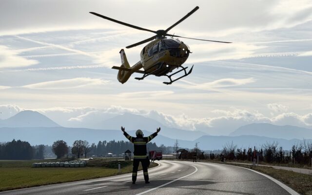 Über­hol­ma­nö­ver endet mit Fron­tal­crash