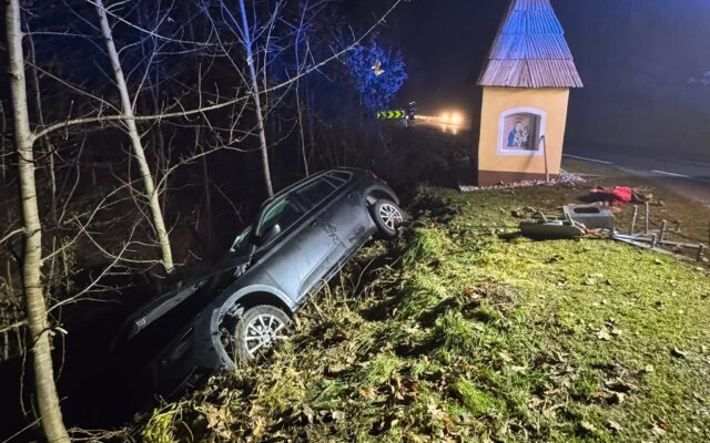 Auto in Böschung – Len­ker begeht Fah­rer­flucht