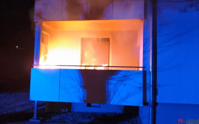 Bal­kon­brand bei Mehr­par­tei­en­haus