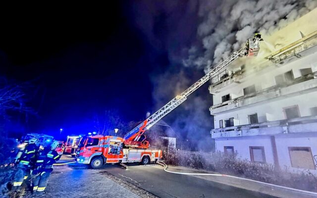 Woh­nungs­brand in Mehr­par­tei­en­haus