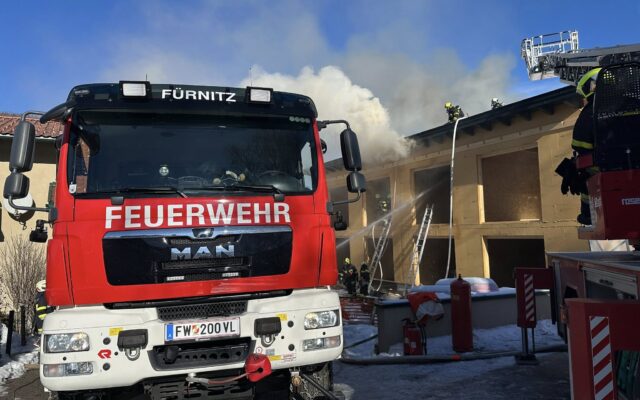 Dach­stuhl­brand sorgt für Groß­ein­satz