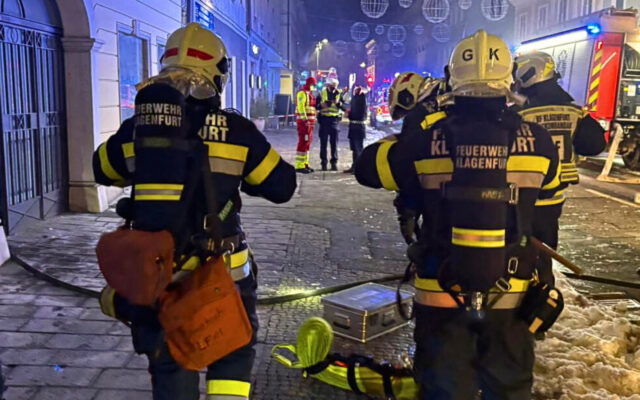 Dach­stuhl­brand in Mehr­par­tei­en­haus
