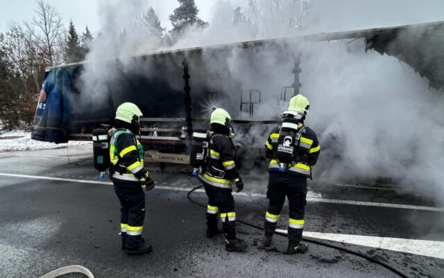 Meh­re­re Feu­er­weh­ren bei Lkw-Brand im Ein­satz