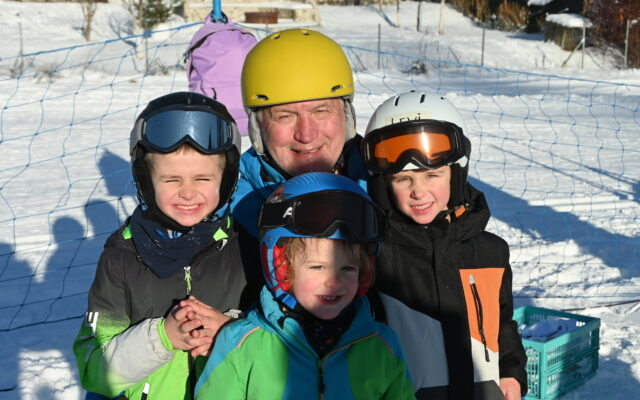 Tra­di­tio­nel­les Klein­kin­der-Ski­ren­nen in St. Jakob im Rosen­tal