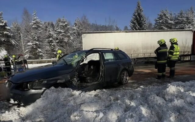 Feu­er­weh­ren befrei­ten Fah­rer aus Auto