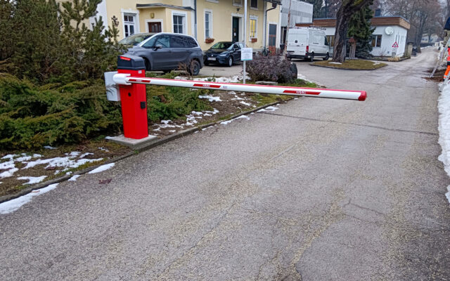 Neue Schran­ken­an­la­ge am Fried­hof Anna­bichl