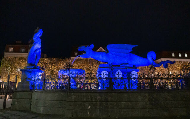Angel­man Day: Lind­wurm leuch­tet blau