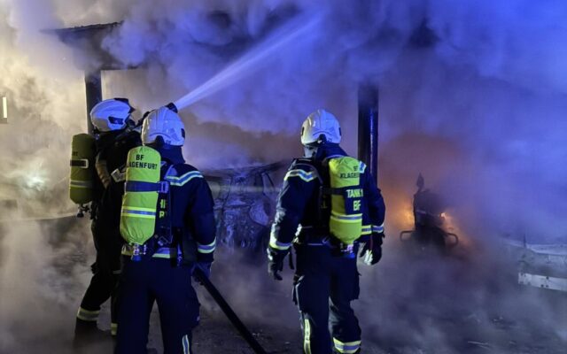 Car­port-Brand in den frü­hen Mor­gen­stun­den