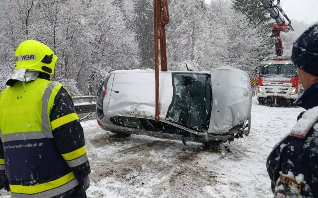 Auto im Gra­ben: Fahr­zeug von Feu­er­wehr gebor­gen