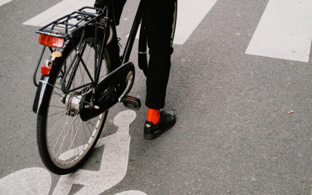 Rad­fah­rer am Schutz­weg von Auto erfasst