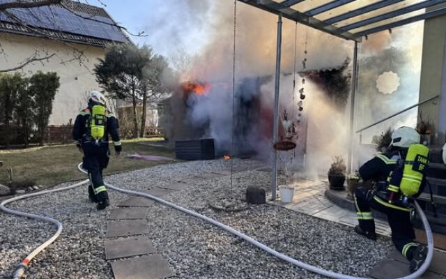Feu­er­wehr rück­te zu Gara­gen­brand aus!