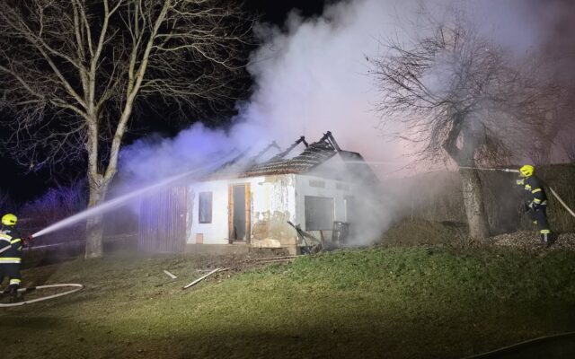 Dach­stuhl-Brand: Sechs Feu­er­weh­ren rück­ten aus