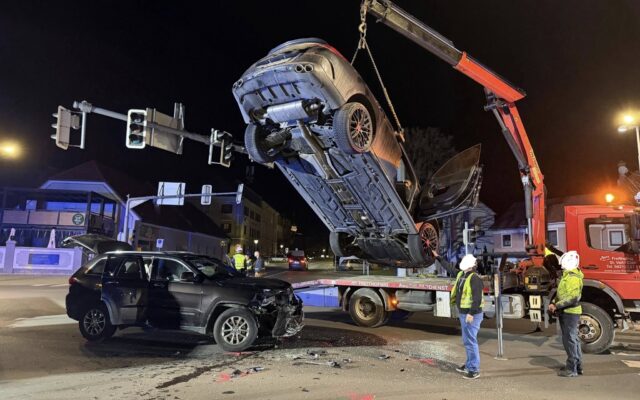 Drei Ver­letz­te bei Unfall am Okto­ber­platz