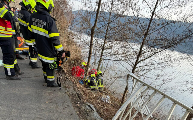 Rad­fah­rer nach Sturz aus Böschung geret­tet