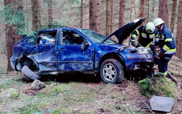 Auto stürzt 15 Meter über Böschung