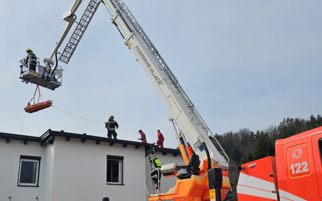 Mann nach Not­fall vom Dach geholt