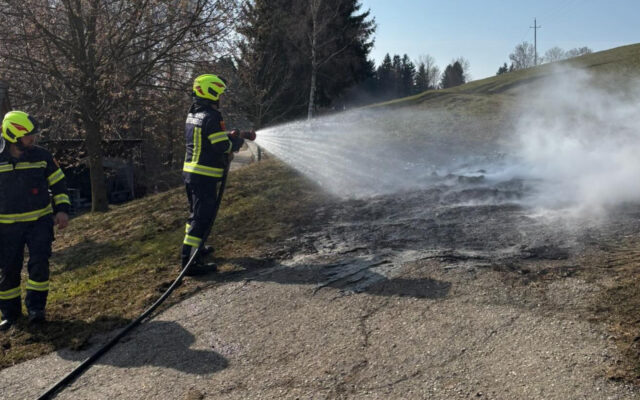 Plas­tik­müll neben A2 ange­zün­det