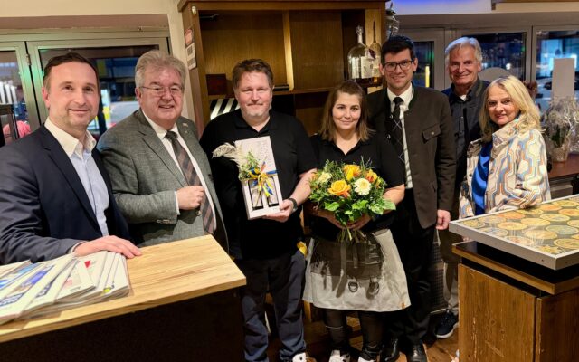 Prom­mi­nen­te Gra­tu­lan­ten bei der Eröff­nung