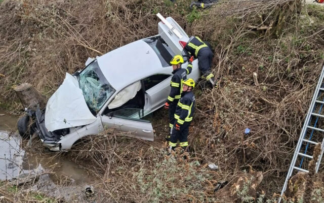 Auto lan­det nach Unfall im Bach