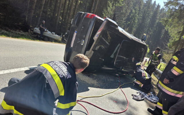 Auto mit Anhän­ger über­schla­gen