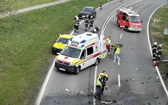 Ver­letz­te bei Fron­tal­crash auf der B86!