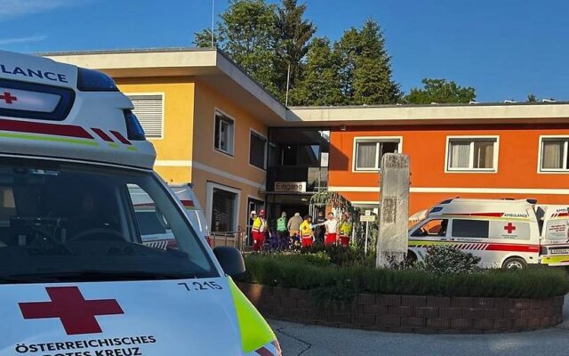 100 Bewoh­ner eva­ku­iert: Brand in Pfle­ge­heim