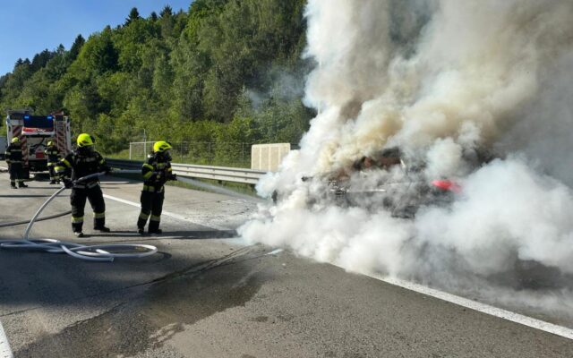 Pkw auf A10 voll­stän­dig aus­ge­brannt