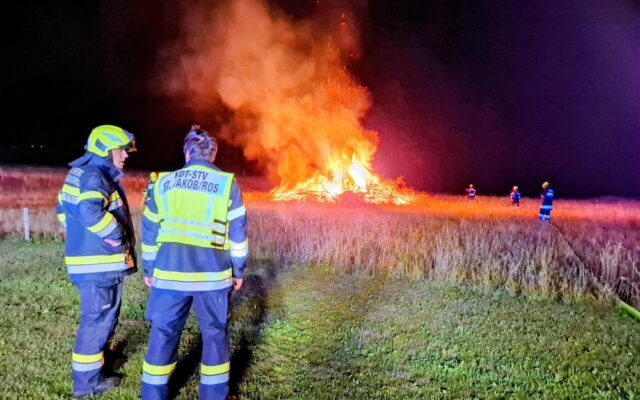 Oster­hau­fen in Brand gesetzt
