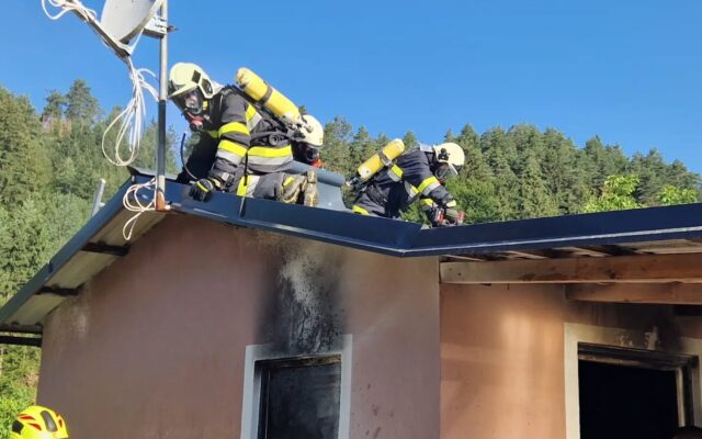 Brand in Mobi­le Home: Platz­wart ver­hin­der­te Schlim­me­res