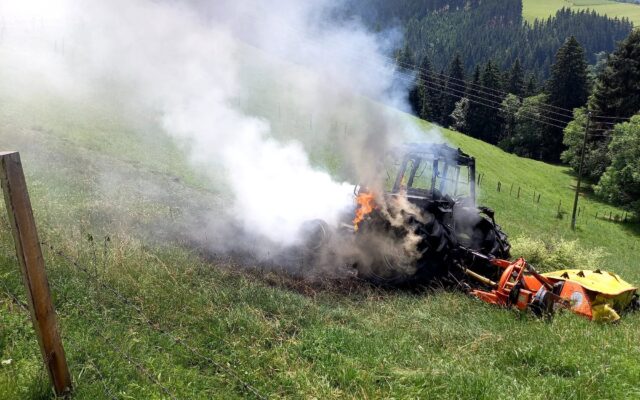 Trak­tor bei Mäh­ar­bei­ten aus­ge­brannt