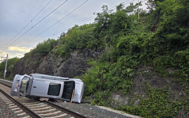 Pkw stürzt in Kla­gen­furt auf Bahn­glei­se: Len­ker bleibt unver­letzt