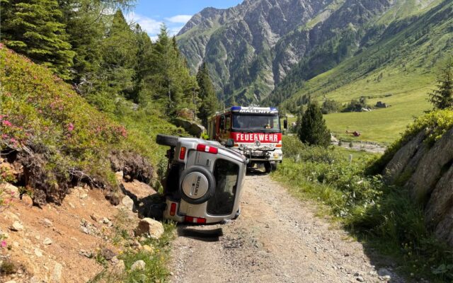 Pkw auf Alm­weg umge­kippt