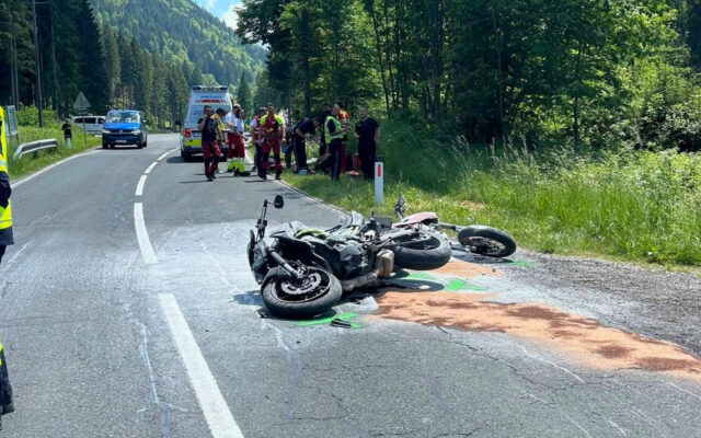 Zwei Motor­rä­der auf B109 kol­li­diert