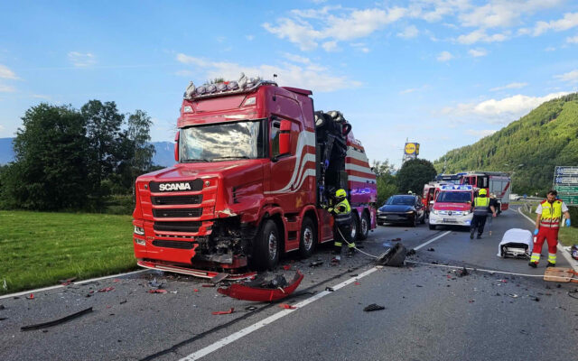 Fron­tal­crash auf B94: 19-Jäh­ri­ge ein­ge­klemmt