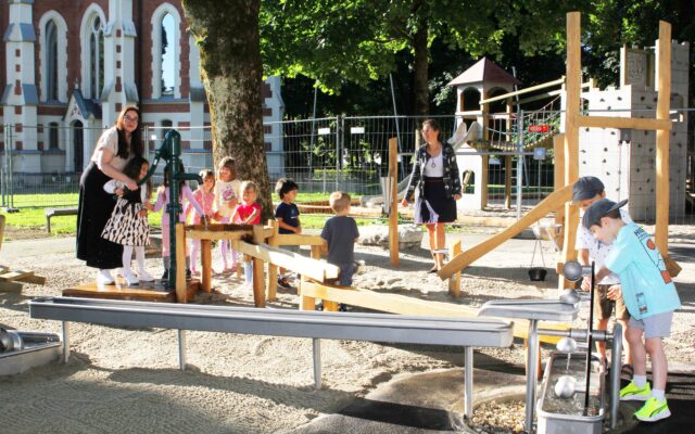 Schul- und Kin­der­gar­ten­sport­plät­ze öff­nen im Som­mer