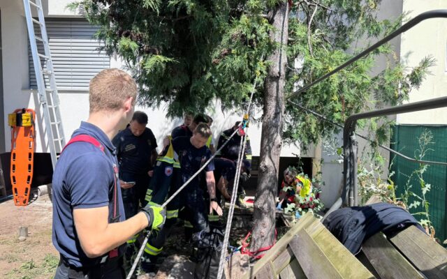 Instal­la­teur stürz­te in tie­fen Schacht