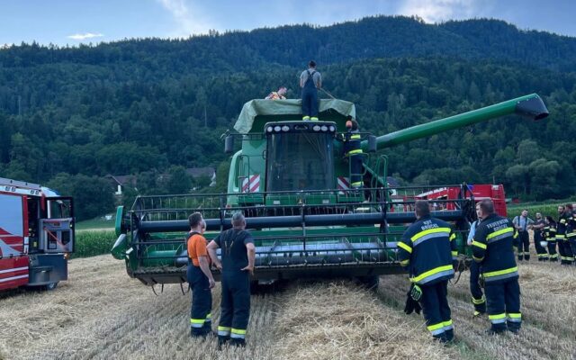 Mäh­dre­scher geriet in Eppers­dorf in Brand