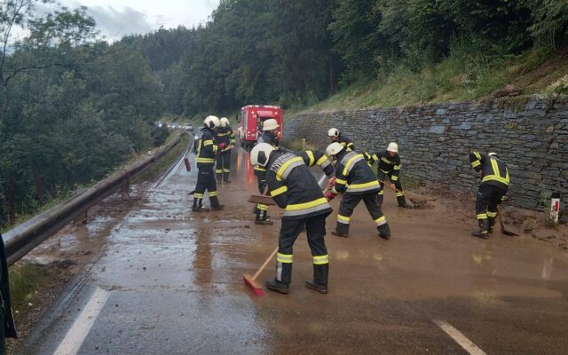 Nach der Unwet­ter­nacht bleibt es wech­sel­haft