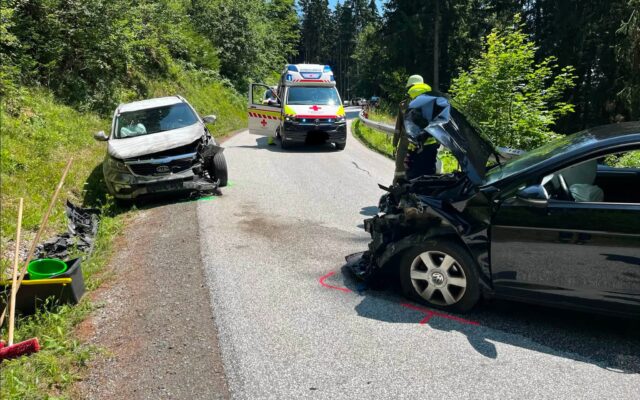 Jun­ge Auto­fah­re­rin nach Kol­li­si­on schwer ver­letzt