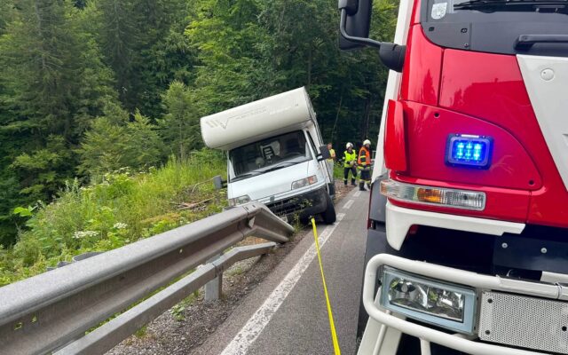 Wohn­mo­bil vor dem Umkip­pen geret­tet