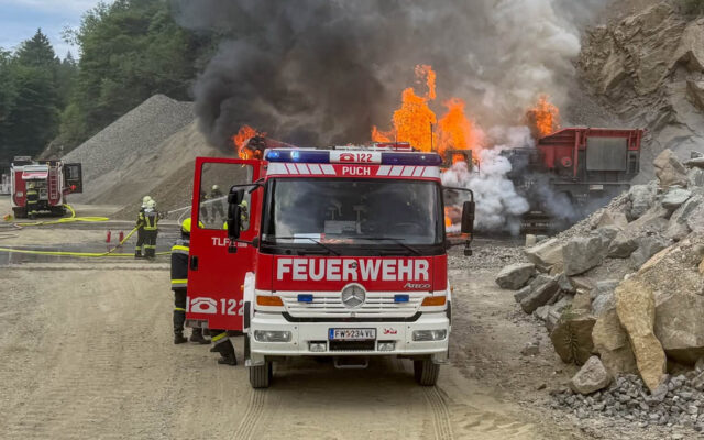 Stein­bre­cher im Kras­tal in Voll­brand