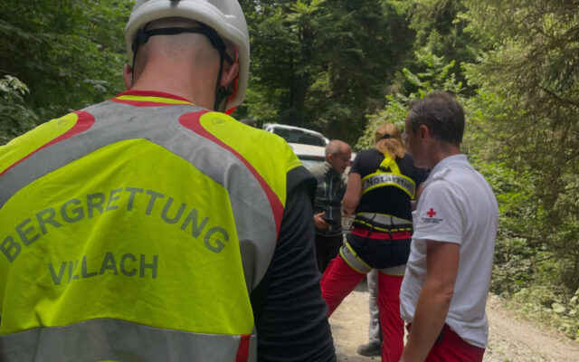 E‑Biker schwer ver­letzt per Tau gebor­gen