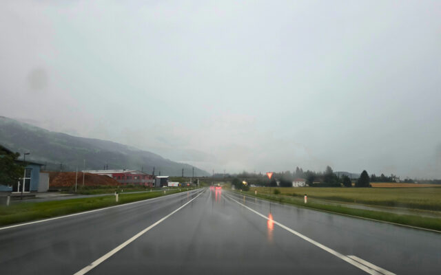Kräf­ti­ge Gewit­ter mit Hagel mög­lich