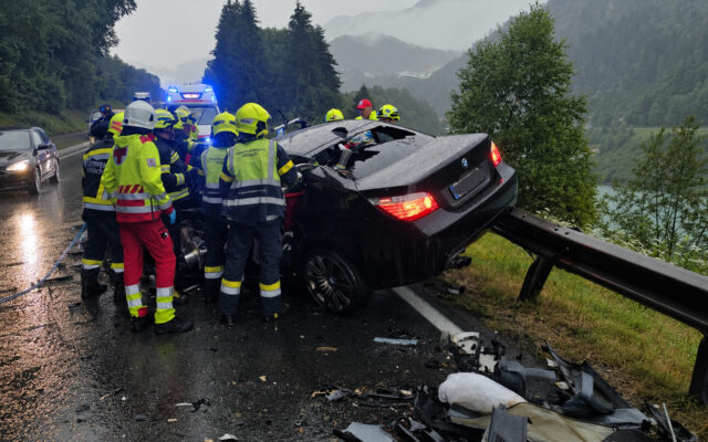 Schwe­rer Fron­tal­crash auf der B100