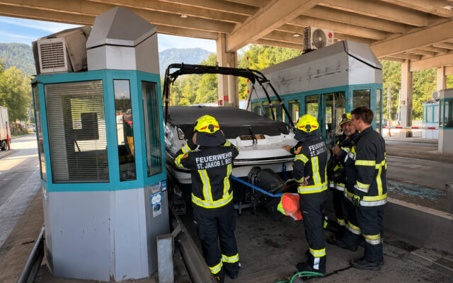 Boots­an­hän­ger ging an Maut­stel­le vor Anker