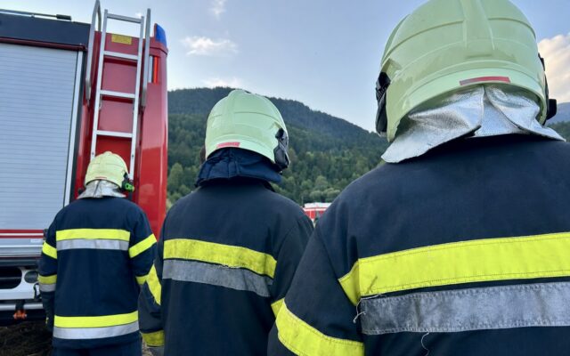 Wirt­schafts­ge­bäu­de stand in Voll­brand