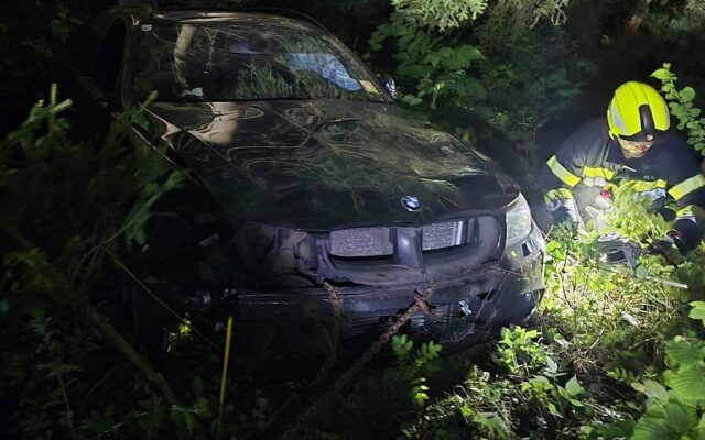 Schwer alko­ho­li­siert: Mann (19) stürz­te in Wald