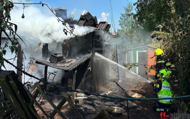 Alt­ho­fen: Gar­ten­hüt­te geriet in Brand