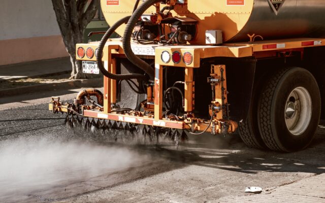 Flüs­si­g­asphalt trifft 30-jäh­ri­gen Arbei­ter