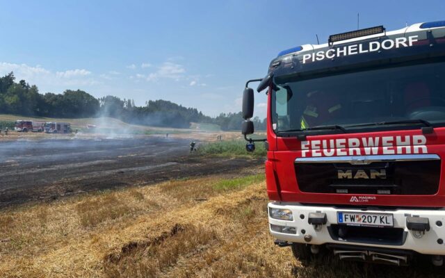 Acker­brand brei­tet sich auf hal­ben Hekt­ar aus